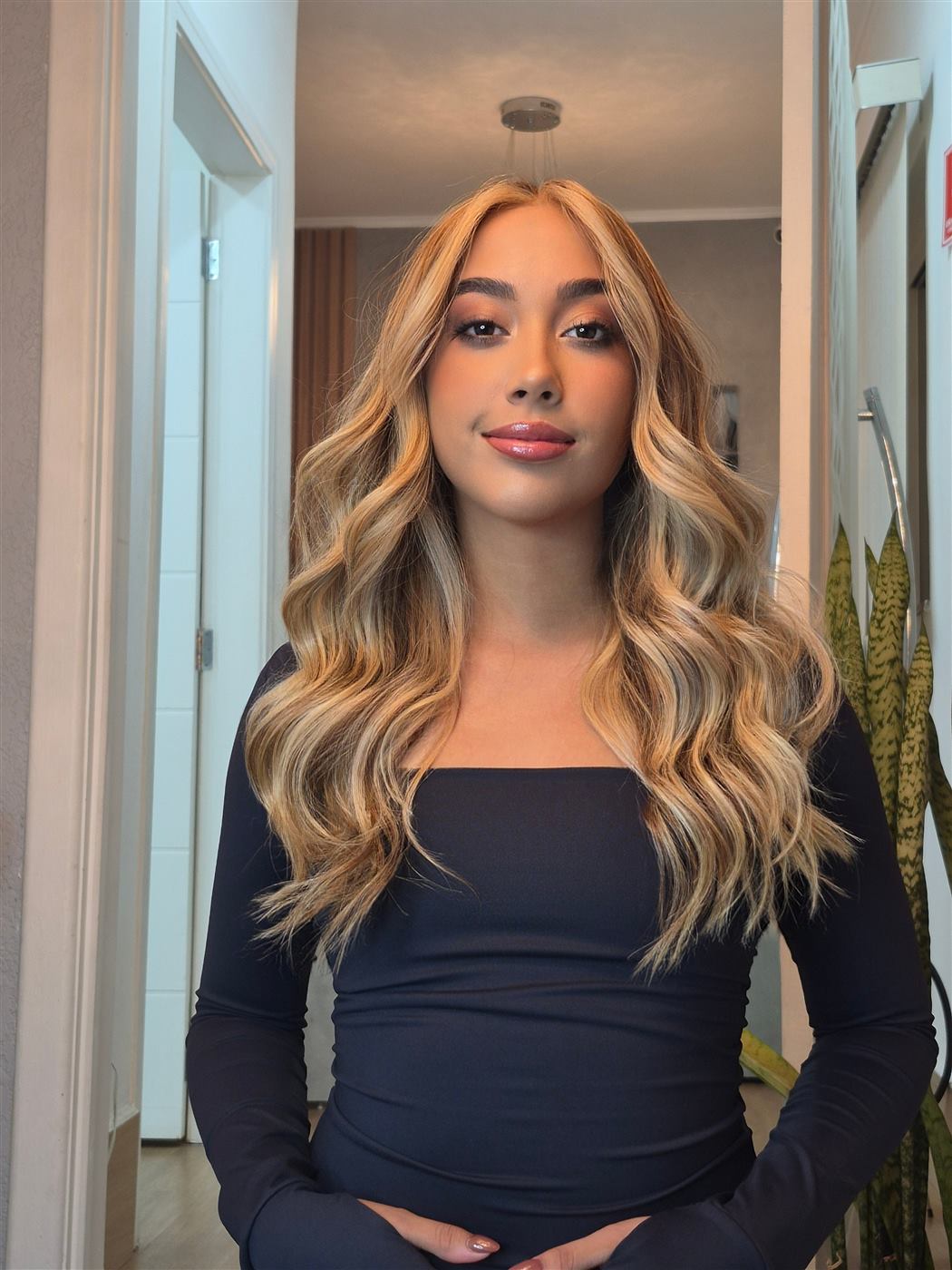 Cliente do RD Hair Concept com cabelo loiro finalizado