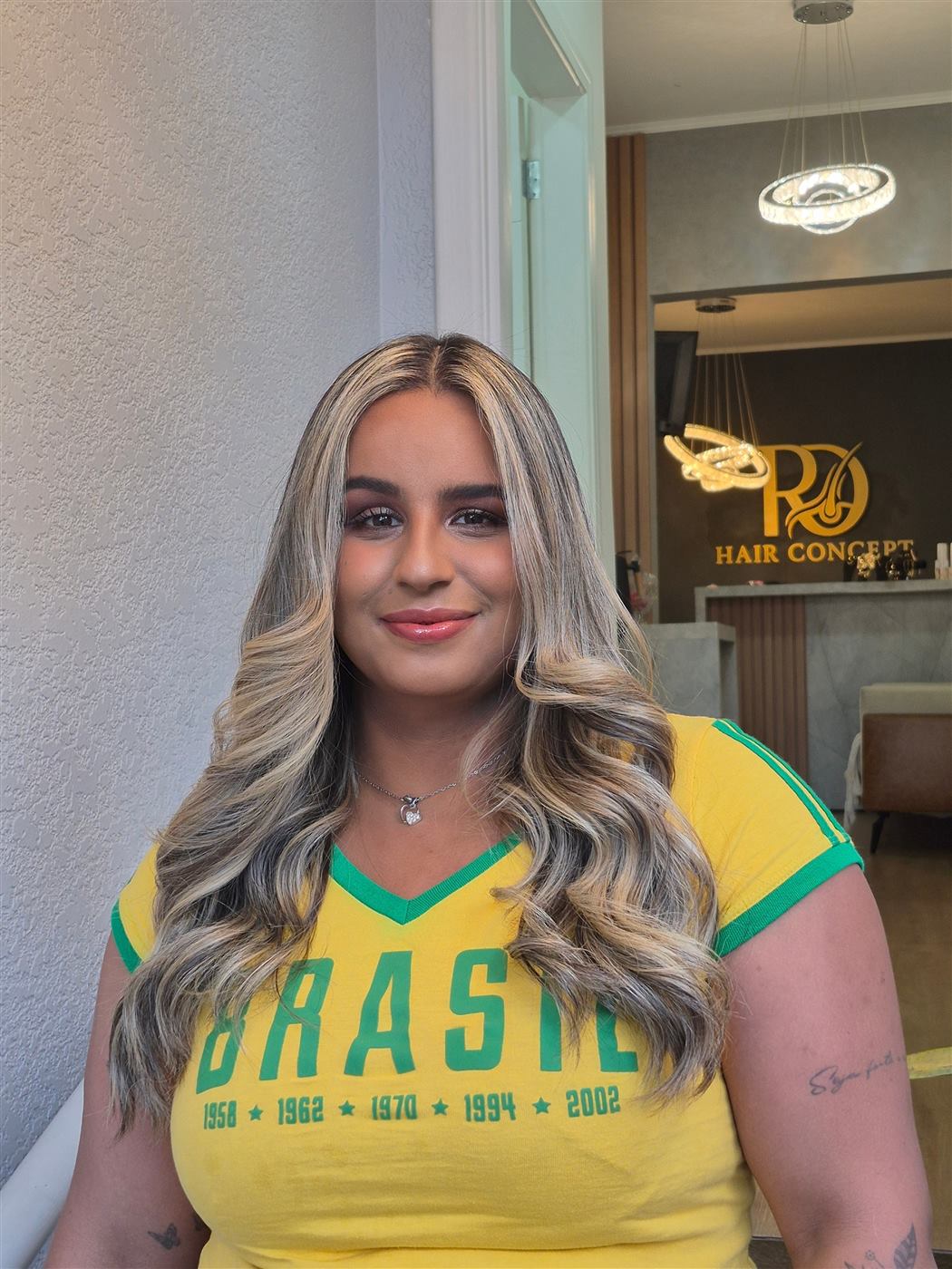 Cliente do RD Hair Concept com iluminação loira
