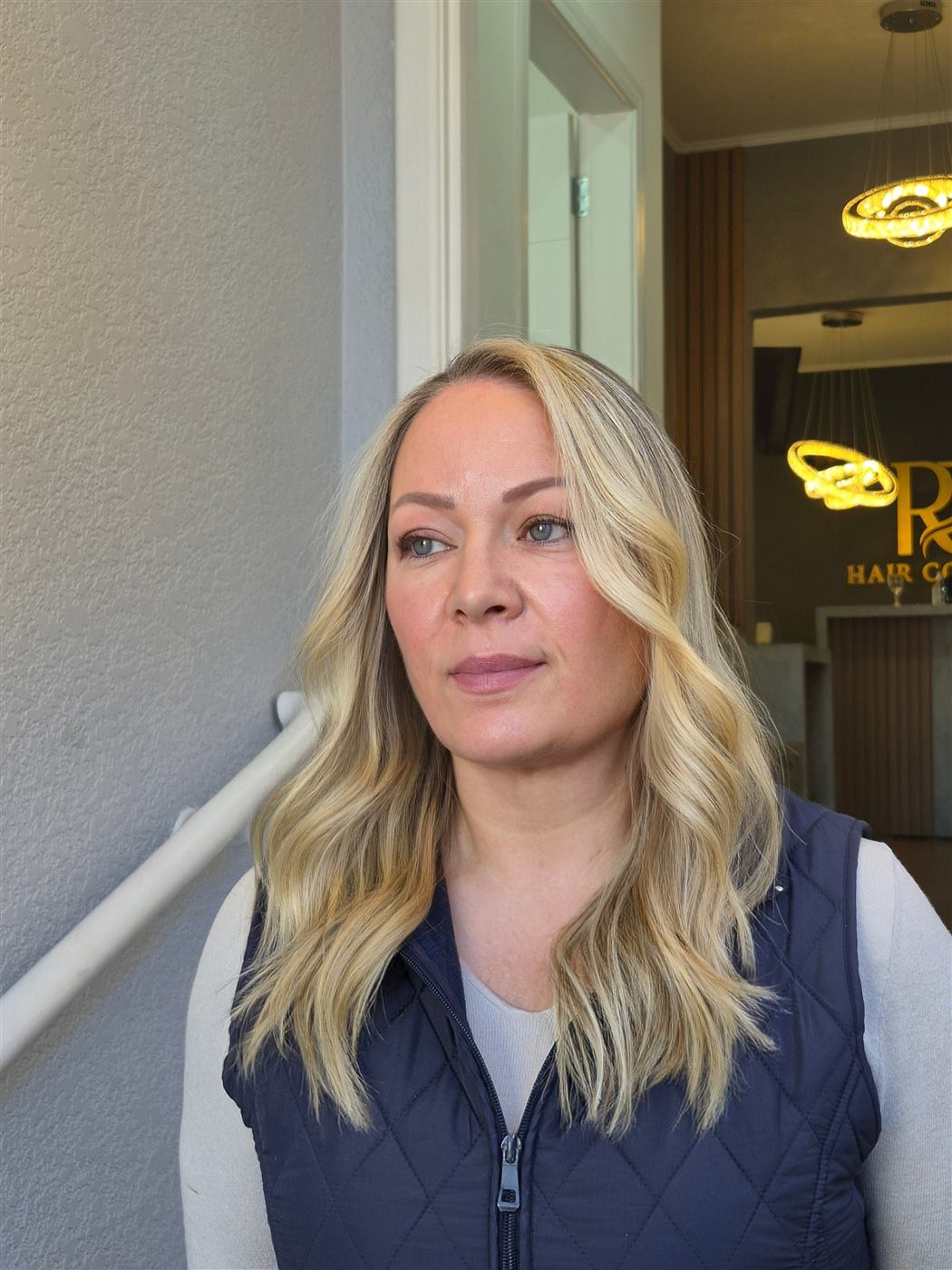 Cliente do RD Hair Concept com cabelo loiro acinzentado