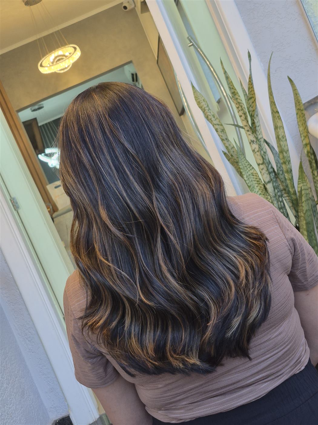 Cliente do RD Hair Concept com iluminação sutil em cabelo escuro
